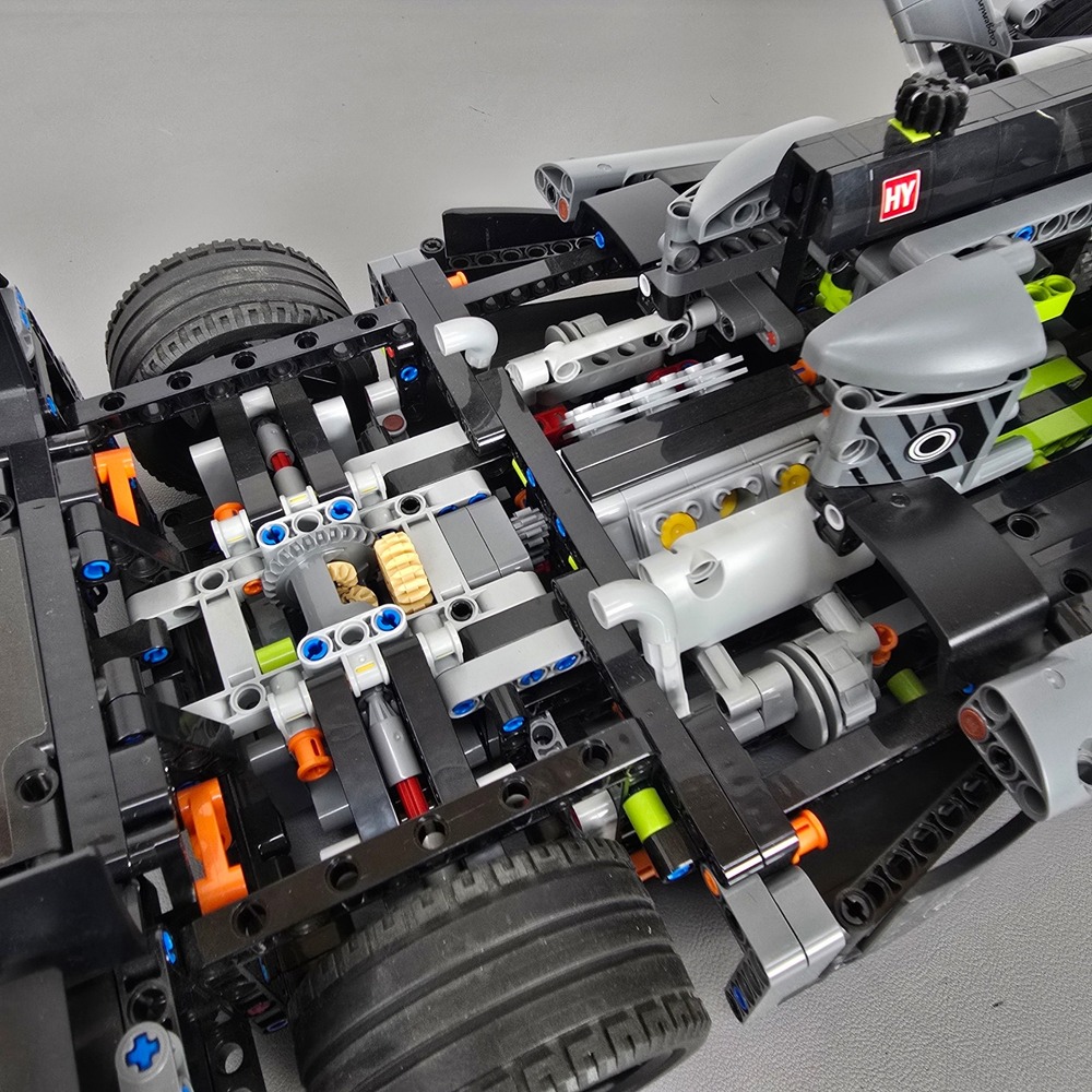 LEGO Technic Peugeot 9X8 24H Le Mans Hybrid Hypercar 42156 Assembled Model 1:10 - Picture 5 of 11